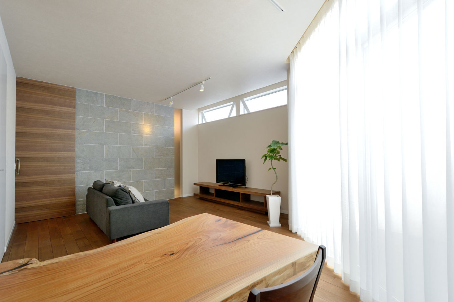 石張りで高級感のあるリビング