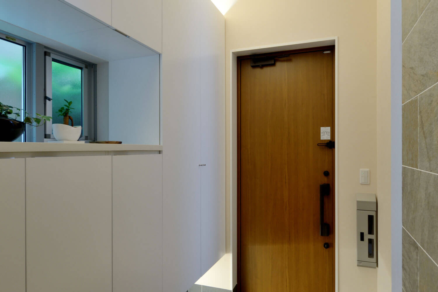 石張りで高級感のあるリビング