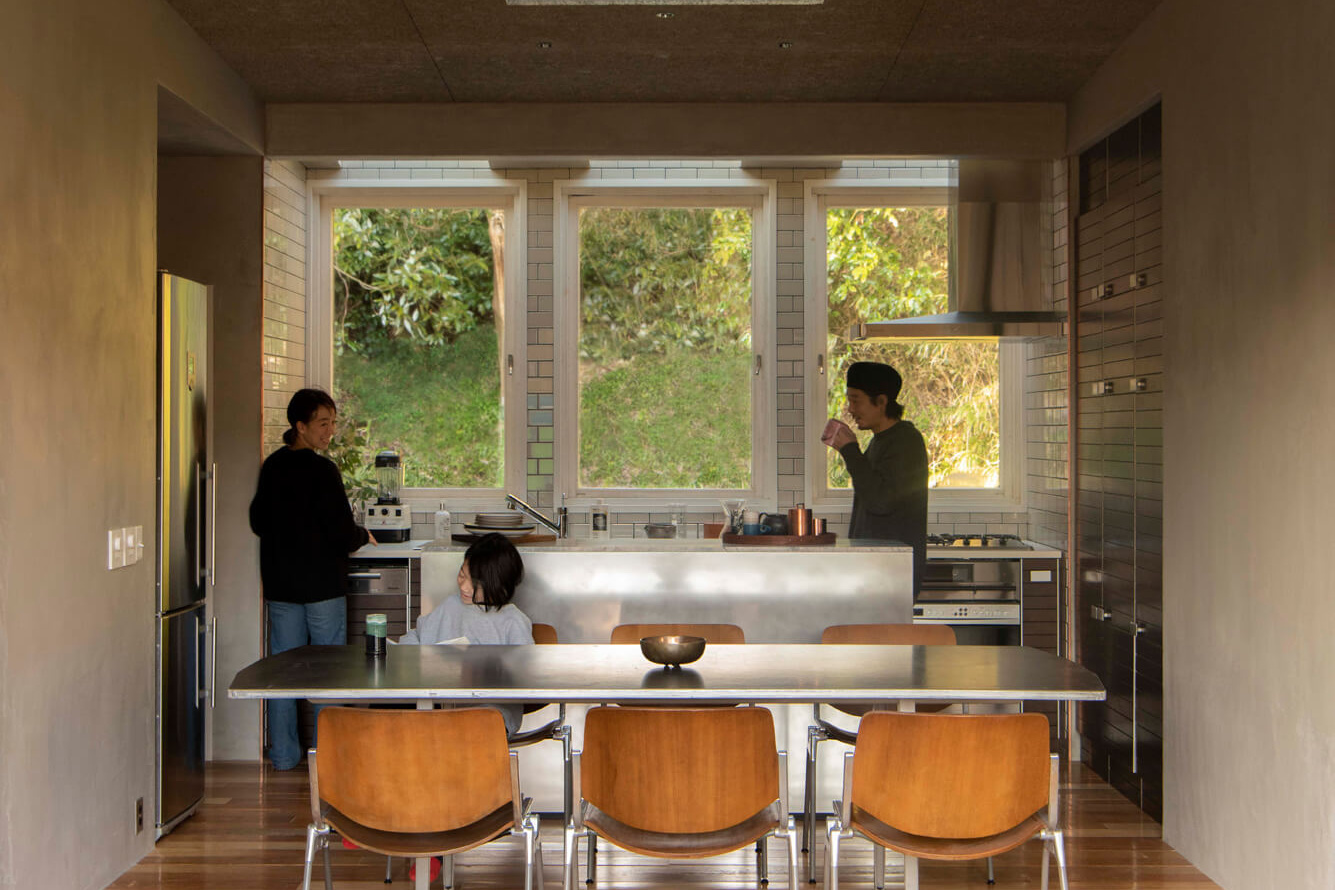 山を望むキッチン