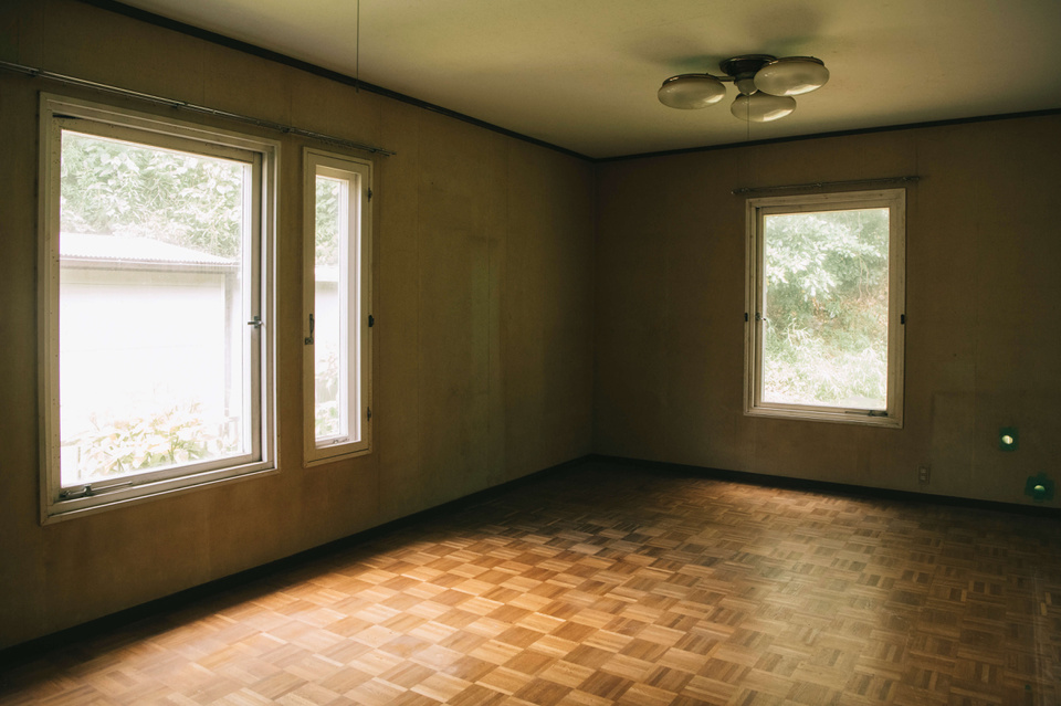 旧家屋の木製ペアサッシ