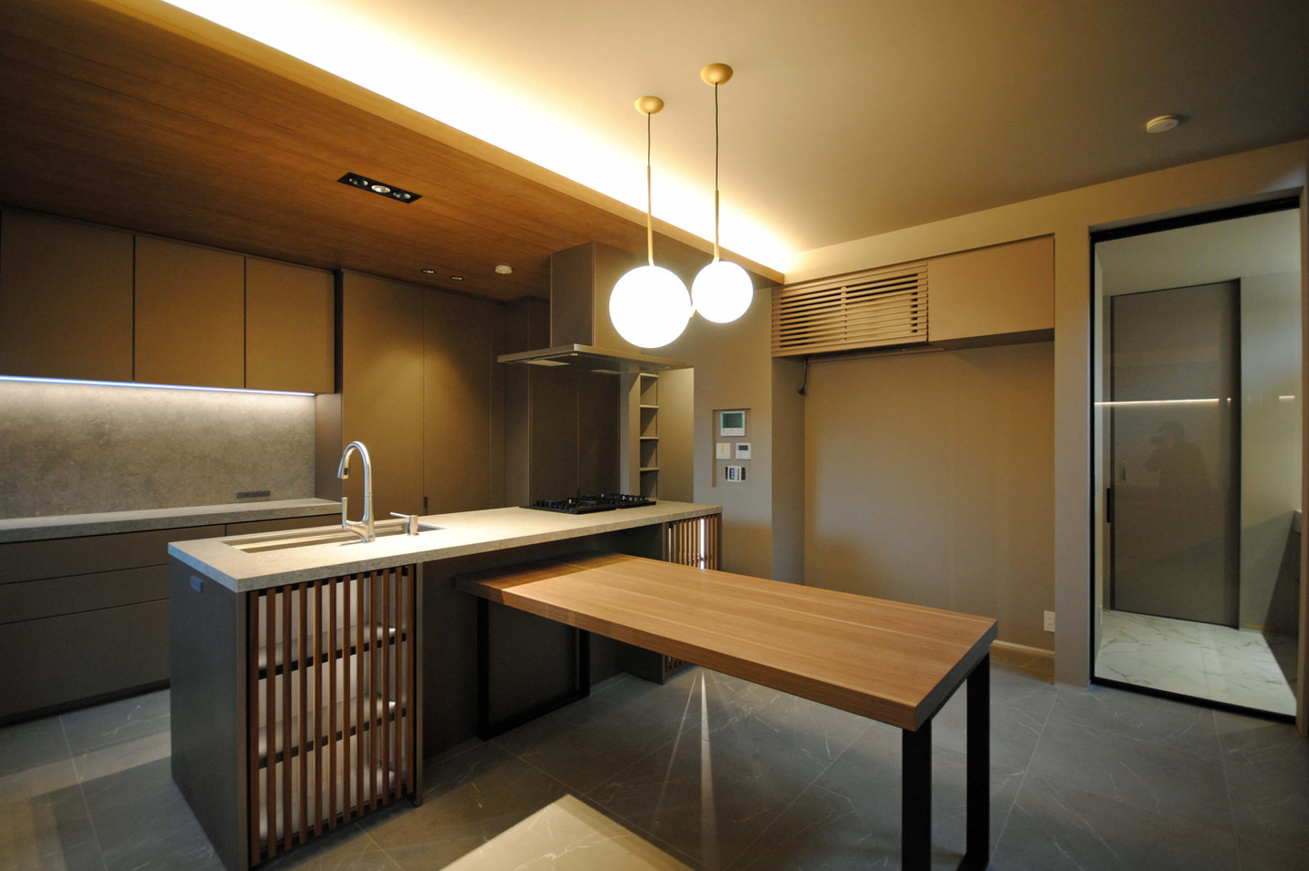 ダイニングテーブル横付けのアイランドキッチン