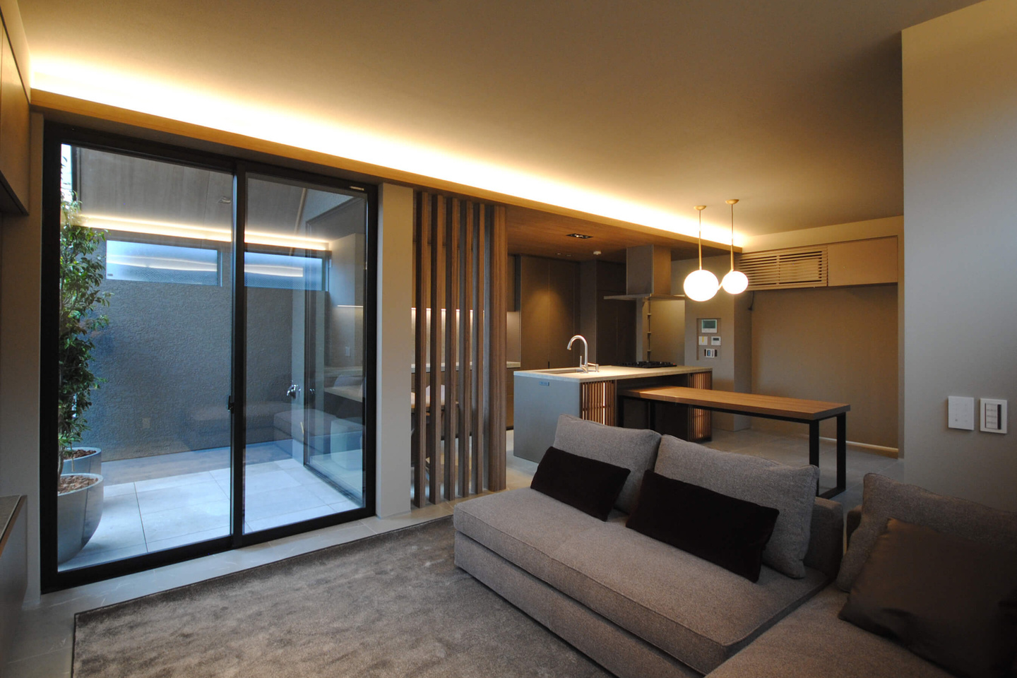 3畳ほどの屋根付きテラス